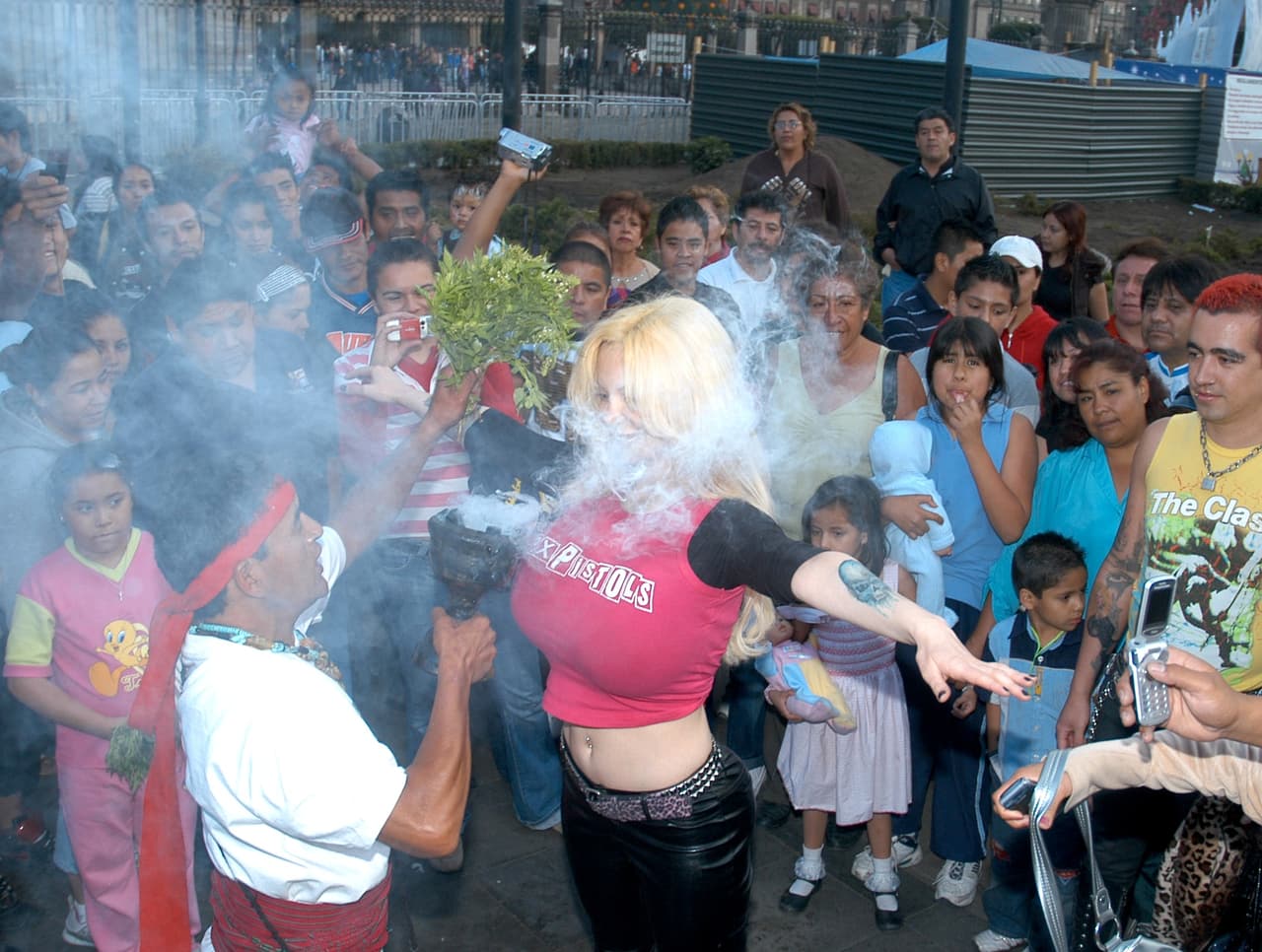 Fue así como el pasado 17 de diciembre anunció a través de sus redes sociales que se iba a someter a una cirugía para conseguir los glúteos más grandes del mundo: "Ya tengo los pechos más grandes. ¡Hoy entro a quirófano por las nalgas más grandes del mundo! 😷🌎🌎😷".