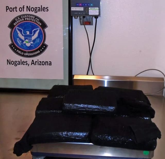 Paquetes de marihuana y droga sintética decomisada en un vehículo.