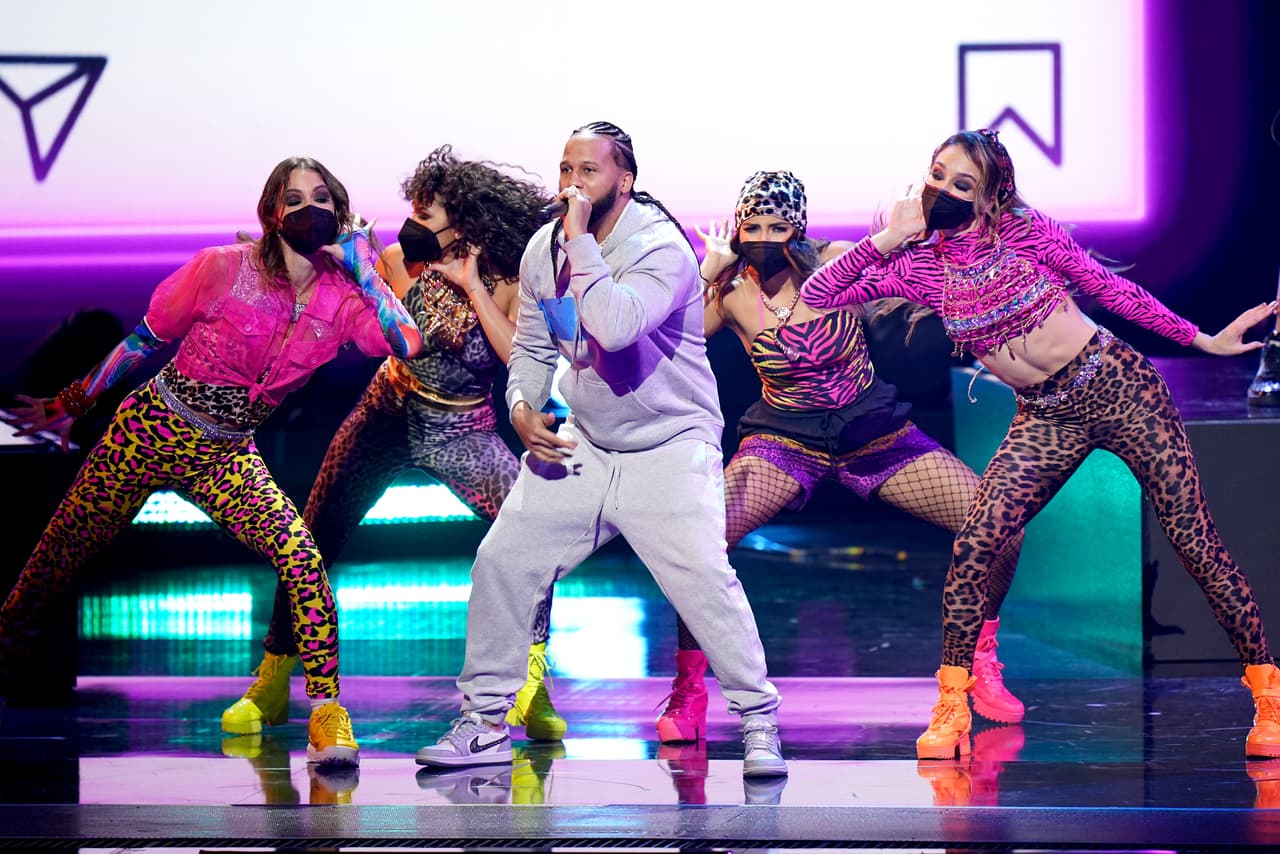 Aquí El Alfa ensayando junto a un grupo de bailarinas.