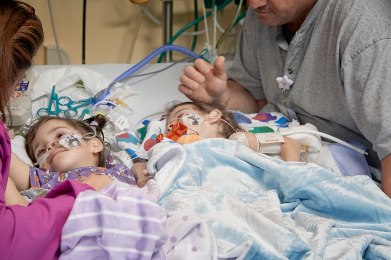 Según el equipo del hospital, Erika y Eva interactúan cada día más con su familia.