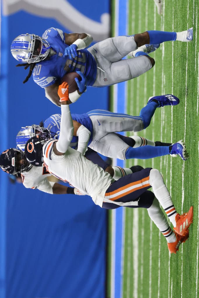 Los Chicago Bears le roben el primer triunfo a Detroit en los últimos segundos 16-14, Las Vegas Raiders sufren mucho en Dallas, pero vencen 36-33 en el overtime y Buffalo aplastó a New Orleans 31-6 en el Superdome.