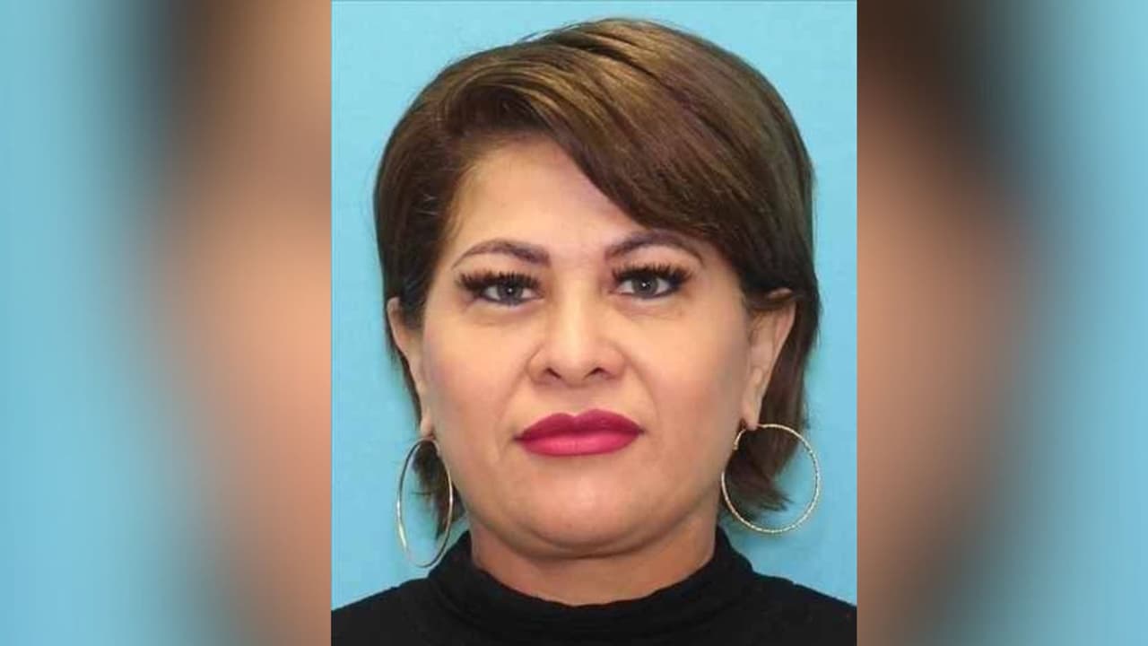 Buscan a una mujer que fue condenada por fraude de placas de papel, pero no se presentó a prisión y ahora está prófuga