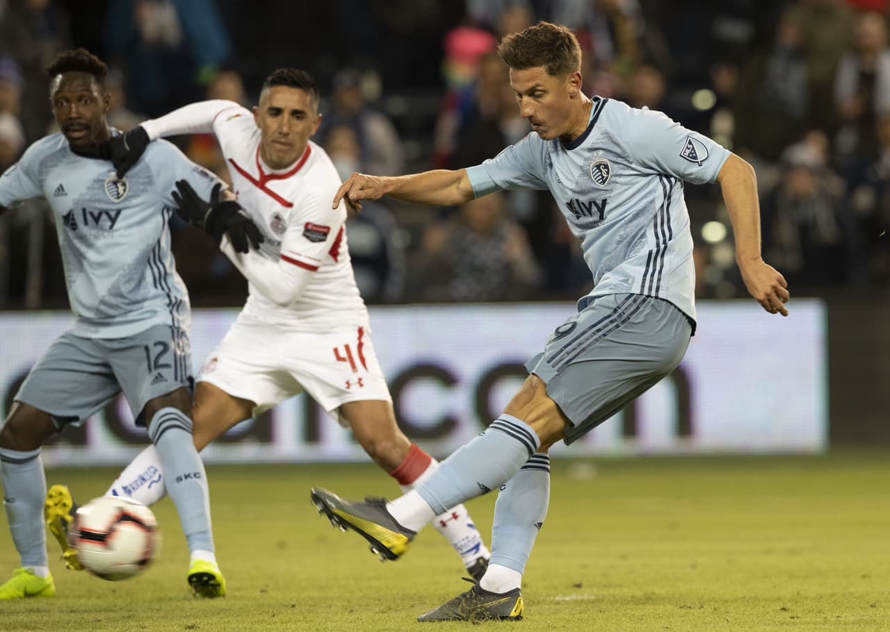 Con este disparo dentro del área del Toluca, el delantero húngaro Krisztian Németh puso en ventaja a los locales.