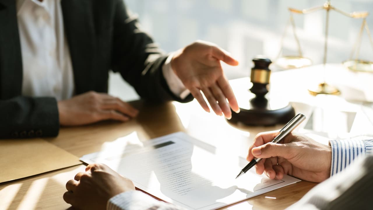 <h3 class="cms-H3-H3">Honorarios y contrato</h3> En Texas, los honorarios 
<b>deben ser razonables y entendibles.</b> 
<br>Según 
<i>Texas State Law Library</i>, las personas 
<b>tienen derecho a conocer cómo se calculan los honorarios y qué gastos pueden aparecer</b> antes de firmar un contrato 
<a href="https://guides.sll.texas.gov/hiring-and-firing-your-lawyer/attorneys-fees" target="_blank">👉🏻 haz clic aquí para más detalles</a>
<br>Si el pago es por porcentaje del resultado, conocido como 
<i>contingency fee</i>, 
<b>debe existir un acuerdo por escrito.</b> 
<br>
<i>Texas Disciplinary Rules of Professional Conduct</i>, publicadas por 
<i>State Bar of Texas</i>, exigen que 
<b>ese contrato explique claramente el método de cálculo</b>.
<br>Para el cliente, esto significa
<b> no pagar ni firmar nada sin entender qué incluye el servicio</b>, qué no incluye y qué ocurre si decide cambiar de abogado.