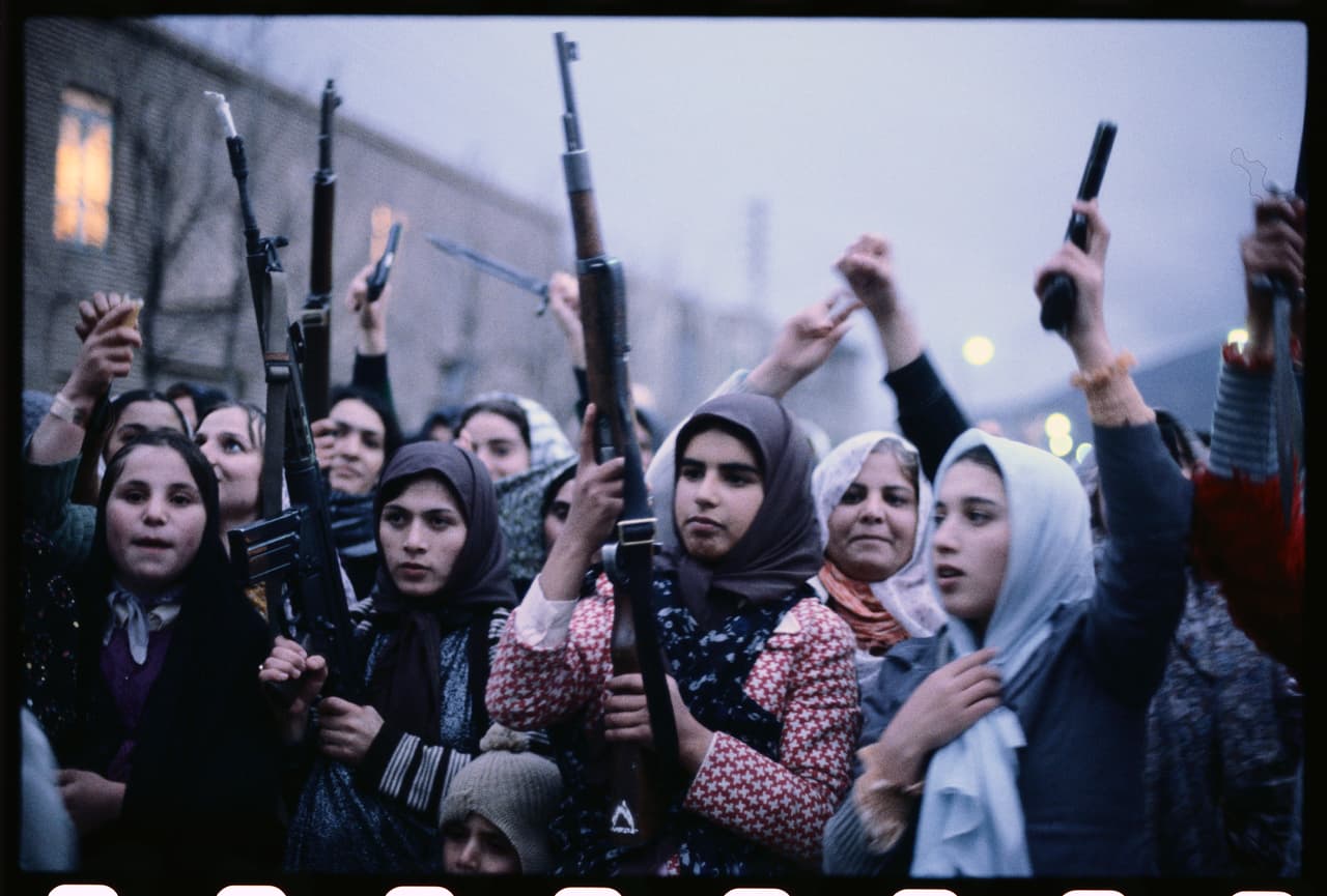 <b>Nuevo alzamiento contra Irak en la década de 1980.</b> Los kurdos de Irak volvieron a alzarse en armas en la década de 1980 con respaldo iraní durante la guerra entre esos dos países. El ejército del líder iraquí Saddam Hussein libró una campaña brutal, utilizó gas venenoso y obligó a 100,000 kurdos a reubicarse en el desierto del sur. La fotografía, tomada en la década de 1980, muestra a un grupo de mujeres rebeldes kurdas en un lugar no especificado.