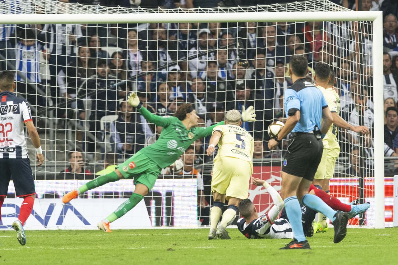 De repente, cuando el tiempo expiraba llegó una genialidad a las que nos tiene acostumbrados con una magnífica chilena que terminó en el fondo de las redes.