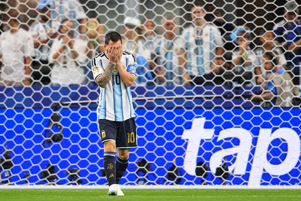 Lionel Messi se lamenta tras haber fallado el penal que lo convertía en el máximo anotador en la historia de las Copas Mundiales. Sin embargo, al partido le quedaba mucho tiempo por jugarse y sería cuestión de minutos para que el astro argentino pasara a la historia.