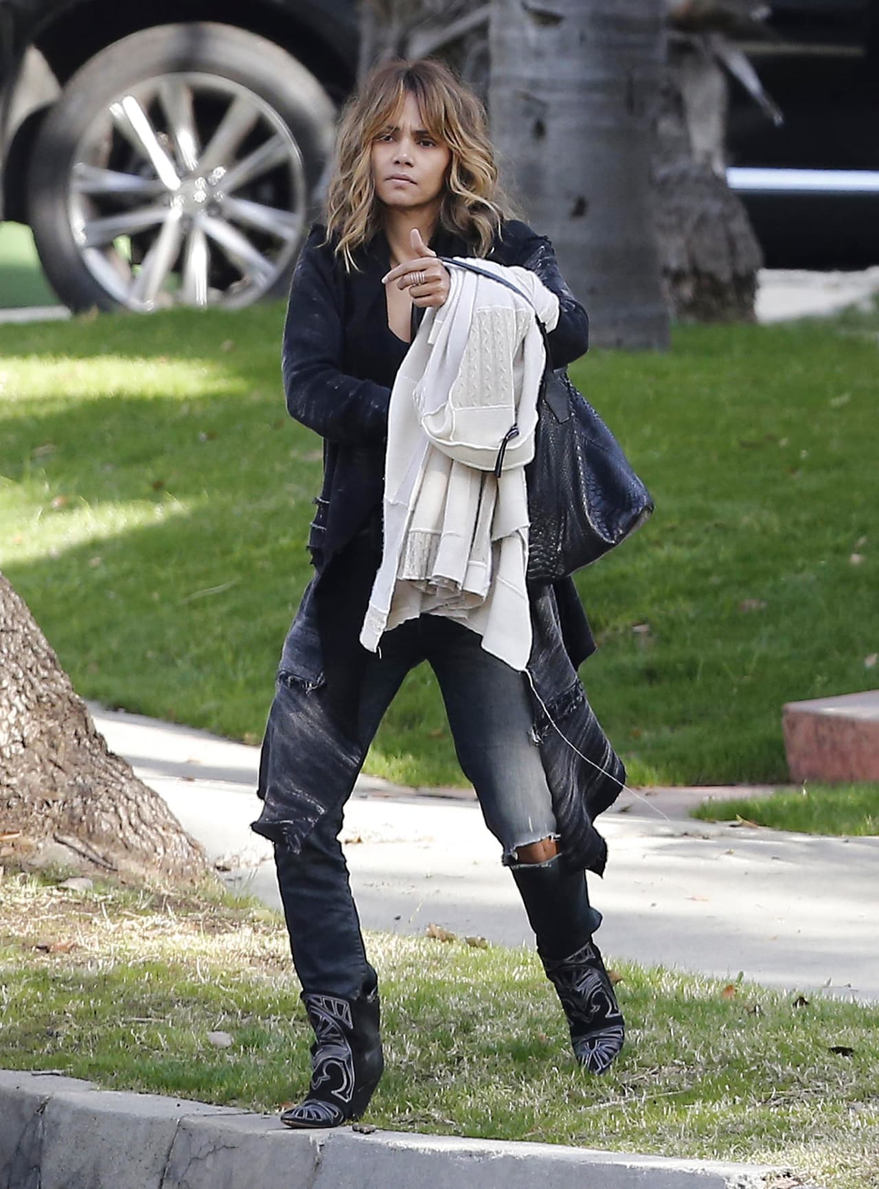 Halle buscaba las llaves de su auto a toda prisa.