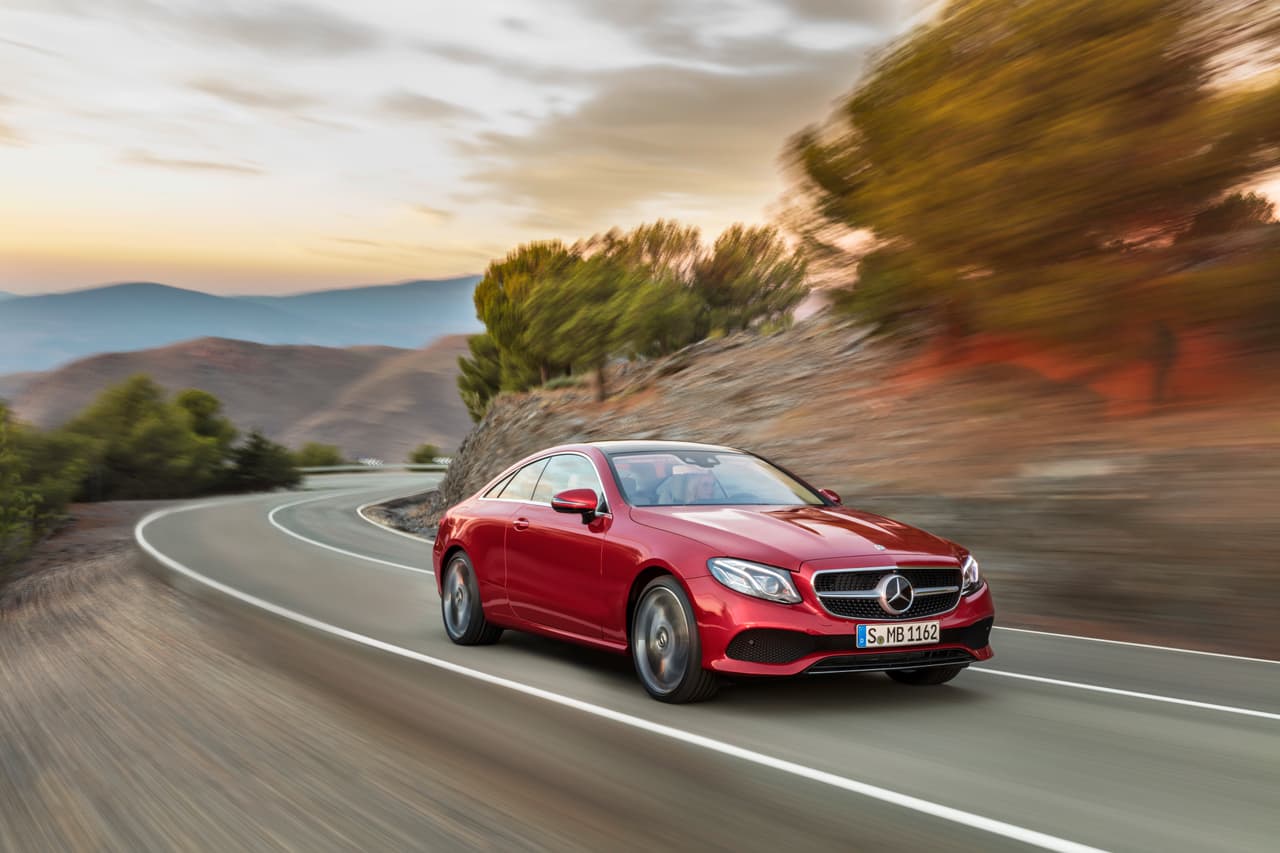 El Mercedes-Benz Clase E Coupe 2018 es el 
<b>único coupe sin pilar central con cuatro ventanillas sin marco que bajan completamente</b> por un precio menos a $120,000. Mercedes-Benz es la única marca que ha construido un coupe de estas características continuamente desde 1961. La mayoría de los fabricantes abandonaron los elegantes diseños sin pilar centran el los años 70 cuando los requerimientos de rigidez estructural los hicieron extremadamente costosos de construir, pero Mercedes-Benz siempre se las ingenió para lograr la rigidez estructural requerida sin arruinar la belleza de sus coupes. 
<br>