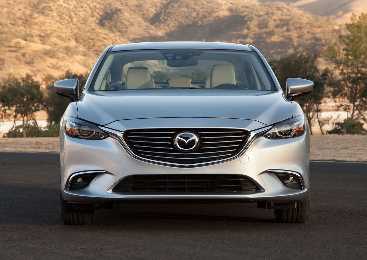 En un primer asalto visual es posible advertir que Mazda 6 2016 no exhibe cambios estéticos drásticos respecto a la generación anterior. Al igual que sus compañeros de catálogo, este sedán mediano se beneficia del lenguaje KODO, una filosofía de diseño que apuesta por líneas esenciales y que ha rendido frutos al fabricante japonés.