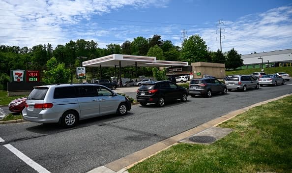 Los autos hacen fila para cargar gasolina en una de las pocas estaciones que permanecen abiertas en una estación 7 Eleven en Woodbridge, Virginia.
<br>
<br>Expertos de GasBuddy atribuyen en parte esta subida de los precios a la recuperación económica que vive el país después del impacto de la pandemia.
<br>
