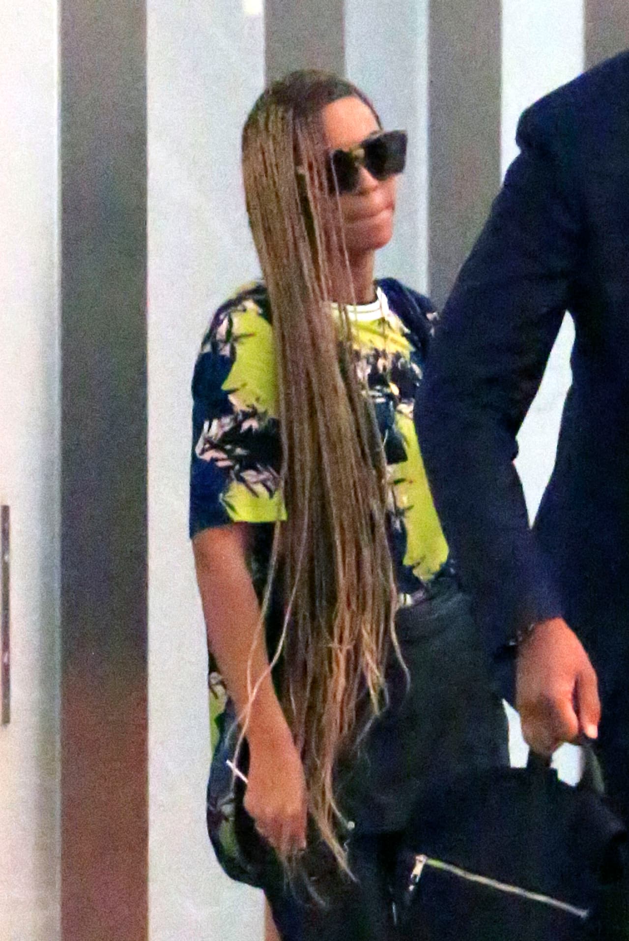 Una vez también se hizo trenzas pero para nada le favoreció este peinado, por esos días también anduvo sin gota de maquillaje.