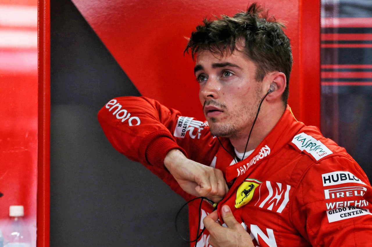 El mexicano Sergio Pérez se vio entre los nueve primeros corredores gracias a la confusión que desató el contacto entre Charles Leclerc con Max Verstappen, mandándolo fuera del circuito.
