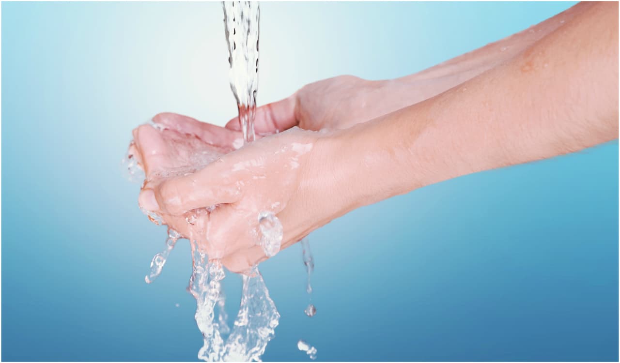 <b>Manos limpias siempre -</b>Nuestras manos entran en contacto con todo lo que está a nuestro alrededor, desde los pomos de las puertas, nuestro móvil, dinero, papeles, equipaje y un sinfín de objetos que, por mala suerte, pueden estar llenos de bacterias sin que siquiera estemos en conocimiento.
<br>