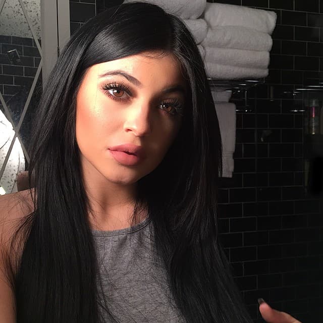 El pasado fin de semana Kylie Jenner llamó la atención de sus seguidores al compartir varias historias de Instagram con un gran anillo, reportó
<b><a href="https://www.dailymail.co.uk/tvshowbiz/article-7793363/Kylie-Jenner-flashes-massive-diamond-ring-admiring-checkered-catsuit-clad-curves">Daily Mail.</a></b>
<br>