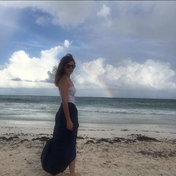 El problema, a su juicio, fue que "en este caso, se inventaron todo un rollo. Que si (él) estaba todavía 
<b><a href="http://www.univision.com/entretenimiento/lo-peor-es-la-deslealtad-lucia-villalon-habla-sobre-su-ruptura-con-el-chicharito" target="_blank">con la ex (la periodista Lucía Villalón)</a></b>, entonces los separé yo. Osea, toda una cosa ahí que ni era verdad (...) Luego me embarazaron", recordó sobre las mentiras constantes que se fueron publicando sobre la relación.
<br>