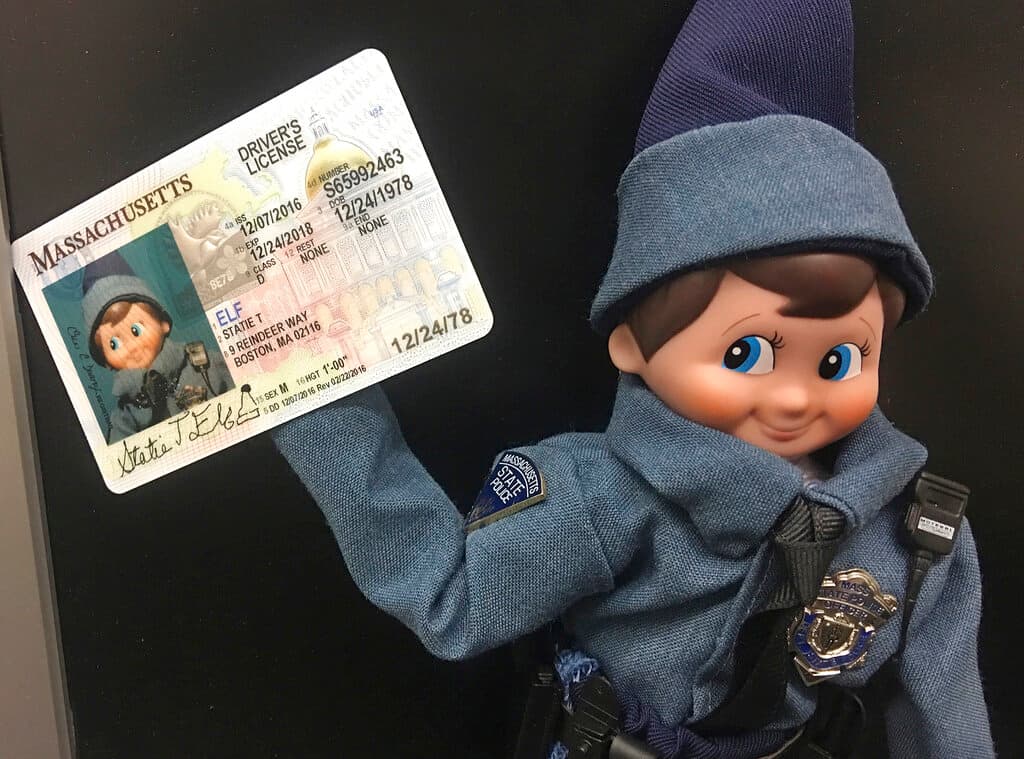 El Registro de Vehículos Motorizados de Massachusetts (RMV) informa que desde julio de 2023, al entrar en vigencia la Ley de Movilidad Laboral y Familiar (WFMA), los residentes del estado que cumplan los requisitos "podrán solicitar una licencia de conducir estándar independientemente de su estatus migratorio, ya que la WFMA elimina el requisito de que los residentes presenten una prueba de su estatus migratorio".