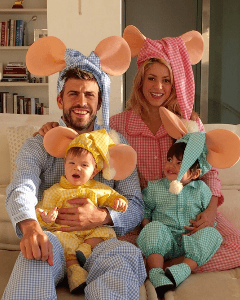 Aunque el más adorable aparece en esta foto con la que sorprendió a los usuarios de las redes al subir esta imagen de toda su familia disfrazada de Topo Gigio. ¡Se veían divinos!