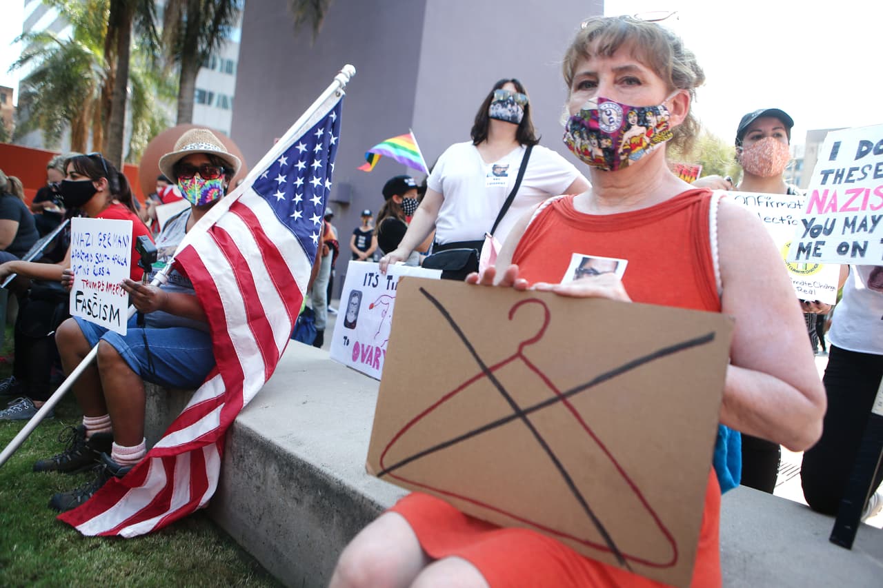 Manifestantes también salieron a las calles de Los Ángeles. Biden le lleva una ventaja importante a Trump con las votantes mujeres, de acuerdo a
<a href="https://cawp.rutgers.edu/presidential-poll-tracking-2020" target="_blank">encuestas</a> recientes.