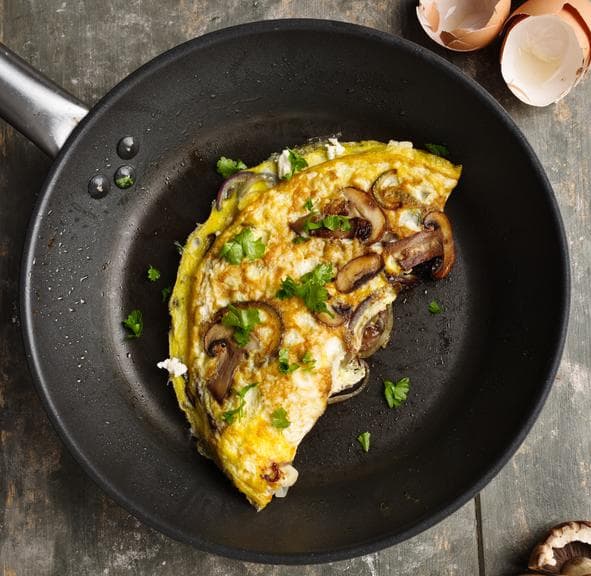 Los huevos son un clásico para comenzar el día con una fuente de proteínas muy beneficiosa. Este 
<a href="https://www.univision.com/noticias/reto-28/huevos-con-setas-y-queso-de-cabra-reto-28" target="_blank">desayuno</a> se complementa con setas y queso de cabra.