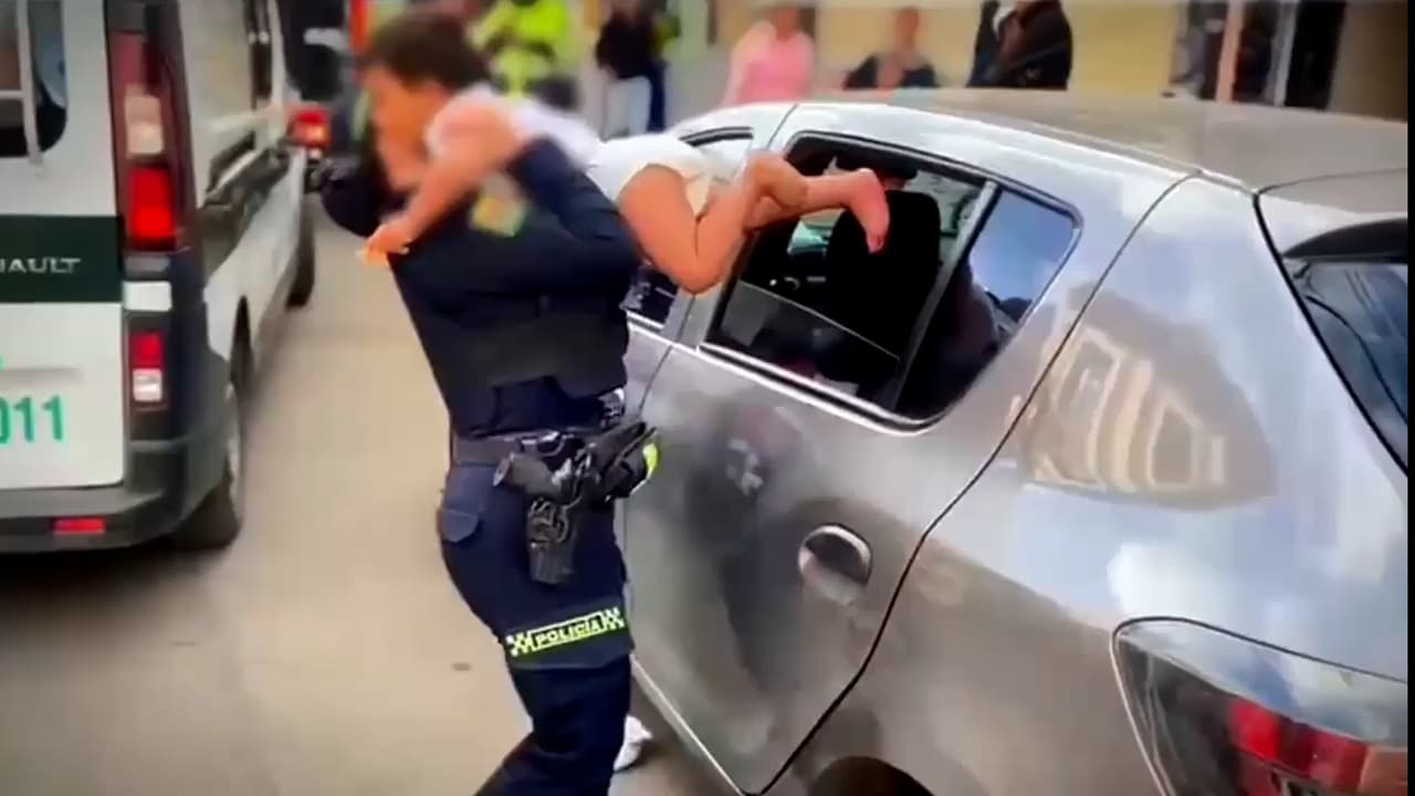 Rescatan a bebé de 2 años tras ser abandonado siete horas en un auto