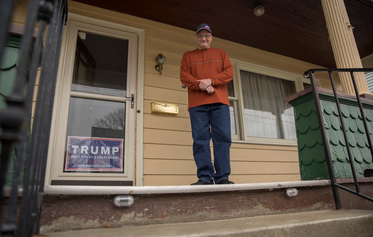 <b>Brian Reynolds – Erie, Pennsylvania. </b>"Nos hemos quedado en los huesos y nuestros huesos se están descomponiendo", lamenta Brian Reynolds, un veterano de guerra de 58 años que votó en Erie, Pennsylvania por Trump. Llevaba más de dos décadas sin votar pero Reynolds puso sus esperanzas en el candidato republicano por sus promesas de crear empleos en esta región. "Vamos a reconstruir América. ¿Qué tal suena eso? Todo el mundo va a participar".