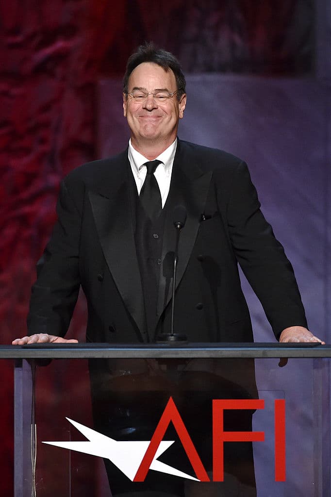 Resulta que Dan Aykroyd ya era una leyenda para el momento del estreno de la cinta protagonizada por Adam Sandler, pues en 1984 encarnó al Dr. Raymond Stantz en la saga de 'Los Cazafantasmas'. Una de sus últimas apariciones en el cine fue en su enigmático papel dentro de 'Cazafantasmas: Más allá' en 2021.