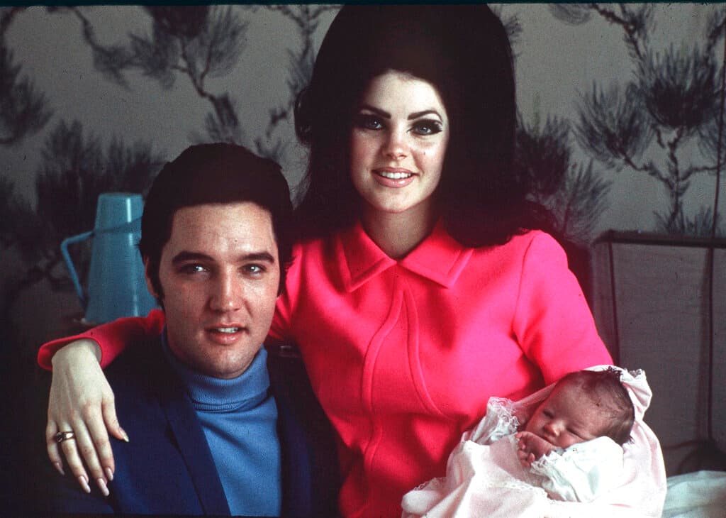 Elvis Presley posa con su esposa Priscilla y su hija Lisa Marie, en una habitación del hospital Baptist en Memphis, Tennessee, el 5 de febrero de 1968.