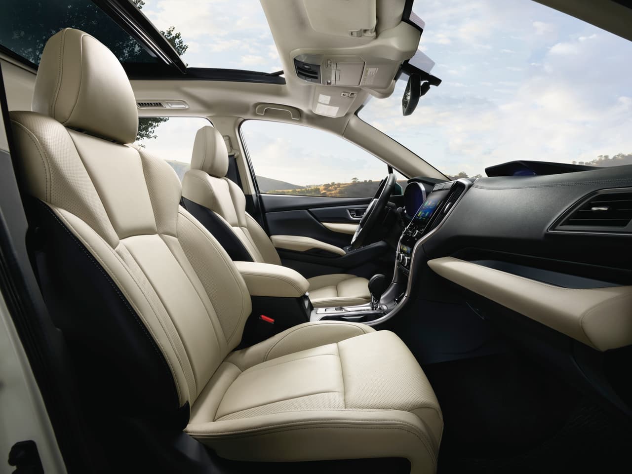 <b>Subaru Ascent 2019</b>
<br>Se ubicará como una SUV enfocada al confort de sus ocupantes. Prueba de ello es que en su cabina se encuentran repartidos ocho puertos USB para carga y una toma de corriente de 120V en la consola trasera, para poder cargar cualquier dispositivo electrónico. Los 19 portavasos es un número único en una SUV y la Ascent cuenta con ellos.