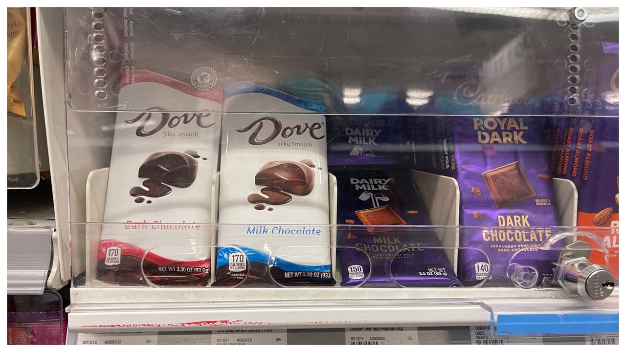 Aunque parezca increíble, la sección de caramelos y chocolates, está entre las más custodiadas de algunas tiendas, porque son de los productos más robados.