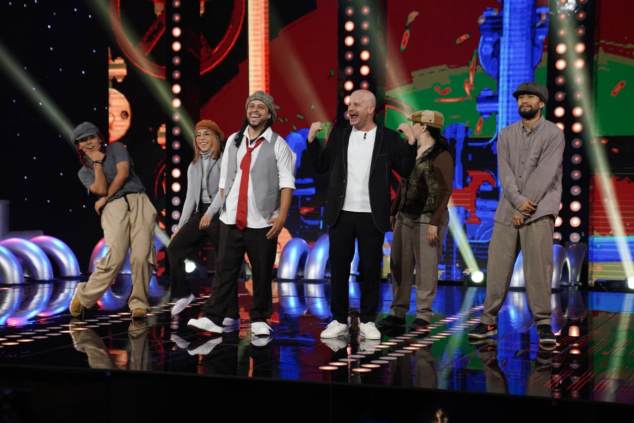 Acróbatas, bailarines, cantantes y hasta vendedores de "raspados" llegaron para convencer a todos de que eran los "buenos".