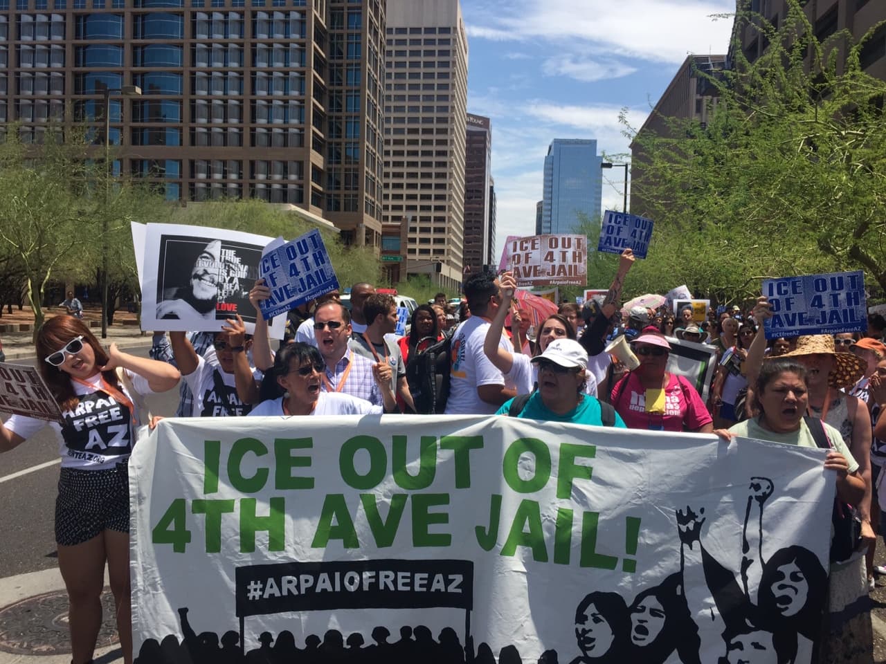 “Queremos justicia para nuestra comunidad y nadie tiene que pasar por lo que han pasado nuestras familias solo por lo que Arpaio hace,” dijo Alejandra Landeros, cuyo padre fue arrestado en una de las redadas del alguacil.