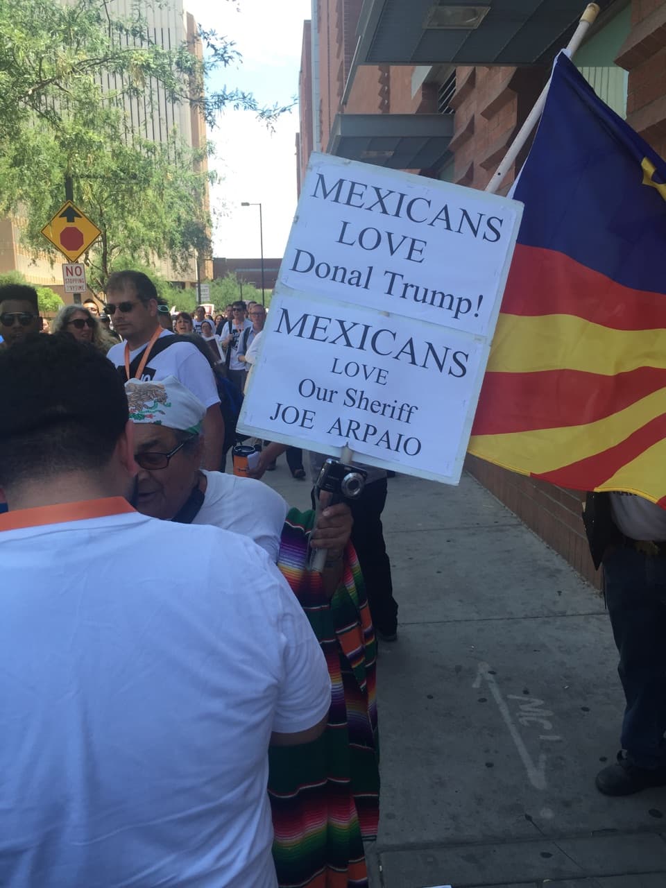 Pero también hubo unos 20 seguidores del sheriff que salieron a darle apoyo al alguacil y a Donald Trump.