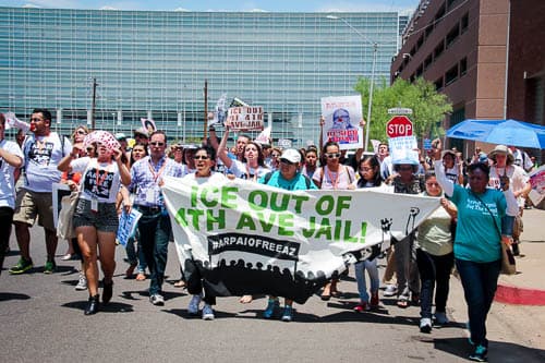 Francisca Porchas del Movimiento Puentes piden la renuncia de Arpaio y el fin de sus políticas.