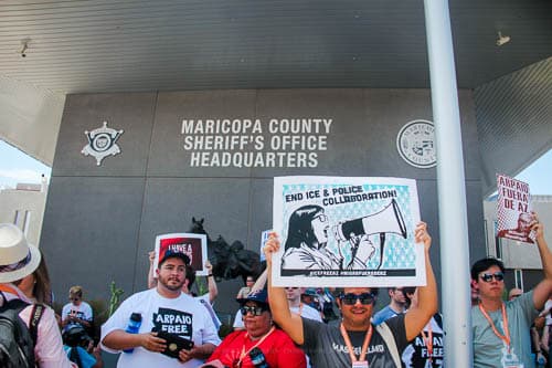 Miembros del Movimiento Puente, muchos de los cuales han sido discriminados por las políticas de Arpaio, y asistentes de la conferencia progresiva Netroots Nation, marcharon a la cárcel de la Avenida 4 y a la Oficina del Sheriff del Condado Maricopa.