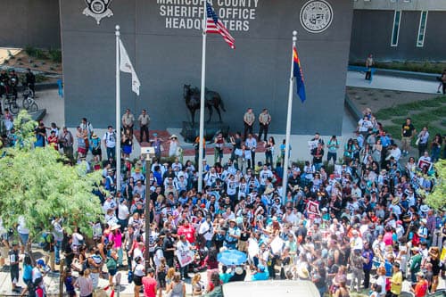 Cientos de personas tomaron las calles para pedir a los agentes federales de inmigración que salgan de las cárceles de Joe Arpaio.