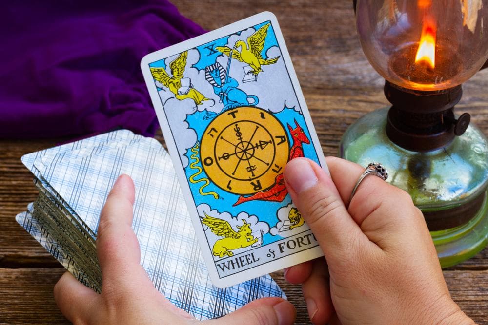 <b>¿Cómo funciona el Tarot? </b>
<br>Quienes han usado esta mántica – o sea, técnica adivinatoria- la conciencia humana es capaz de intuir el presente, el pasado y el futuro dentro del llamado espacio temporal.