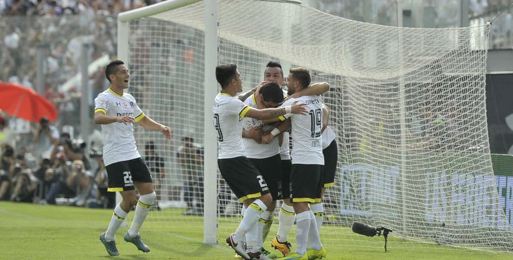Colo Colo golea a la Universidad Católica y se consolida en el liderato