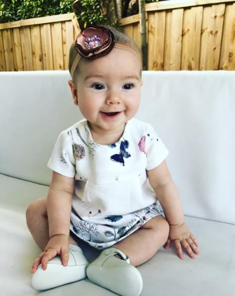 Baby Alana es muy platicadora y va que vuela para convertirse en presentadora de noticias.