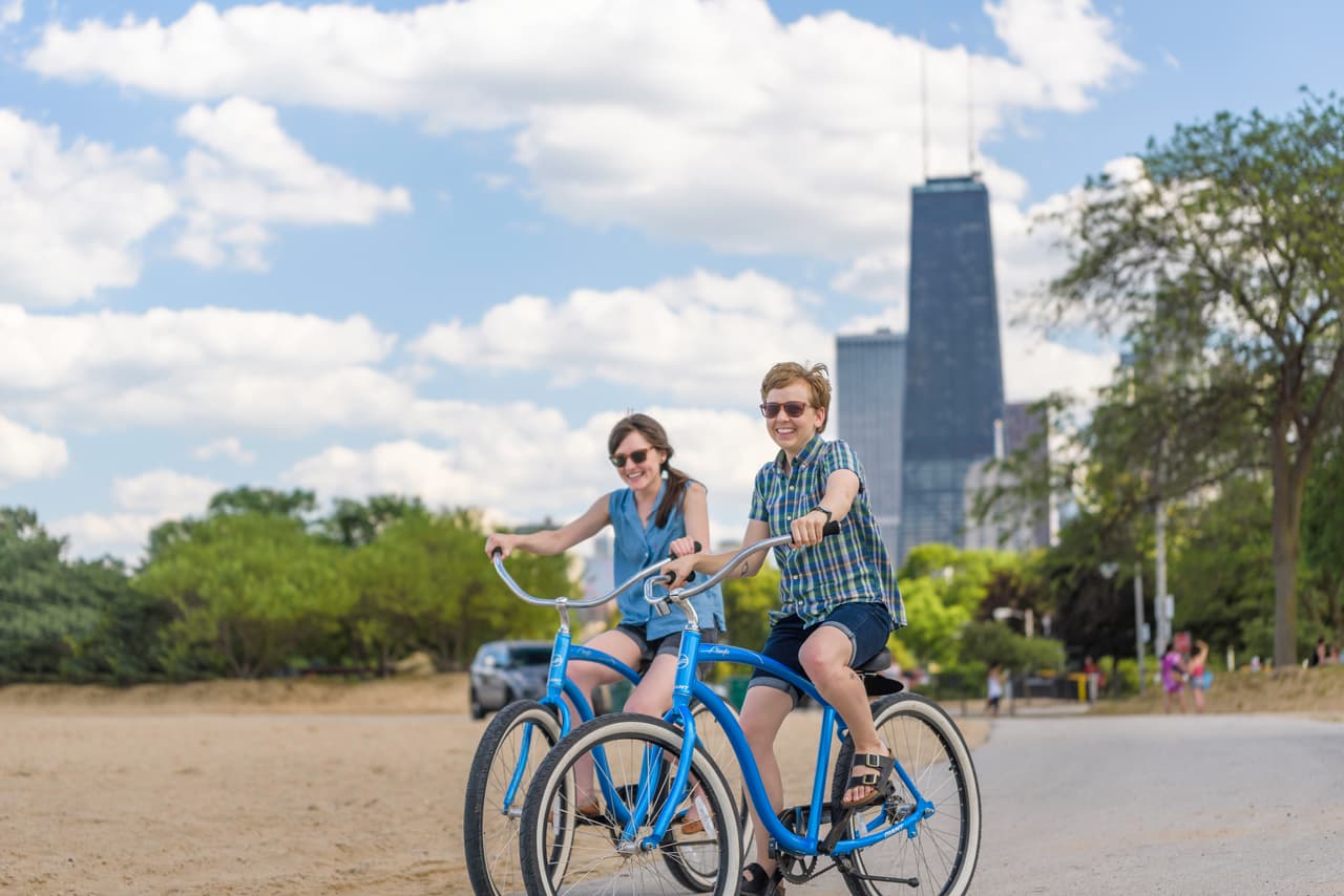 <a href="https://www.traillink.com/trail/chicago-lakefront-trail/" target="_blank">Chicago Lakefront</a> recorre 18 millas a lo largo del lago Michigan pasando por playas y parques, con el espectacular paisaje de Chicago como telón de fondo. Puedes hacer paradas en algunas de las mejores atracciones de Chicago que veras en el camino, como el zoológico Lincoln Park, el acuario Shedd y el Museo de Ciencia e Industria.
<br>