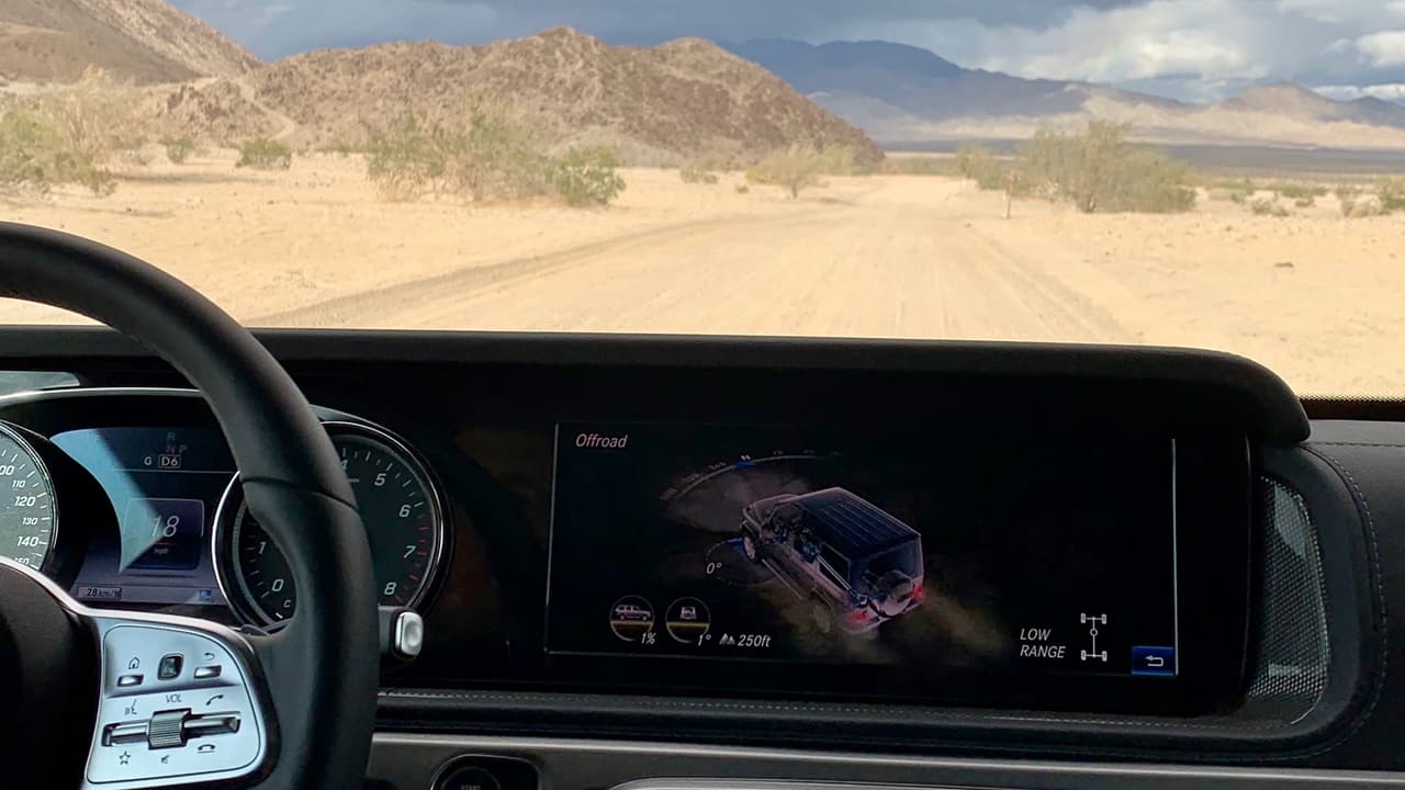 A fin de probar la capacidad todoterreno de la Mercedes-Benz Clase-G 2019 salí a conducir en el desierto junto a un instructor de manejo, a bordo de una 
<b>Mercedes-Benz G550</b>, a la que podríamos llamar la versión ‘básica’ de la Clase-G si es que se le puede decir ‘básico’ a un vehículo cuyo precio arranca en 124,500 dólares sin opciones.