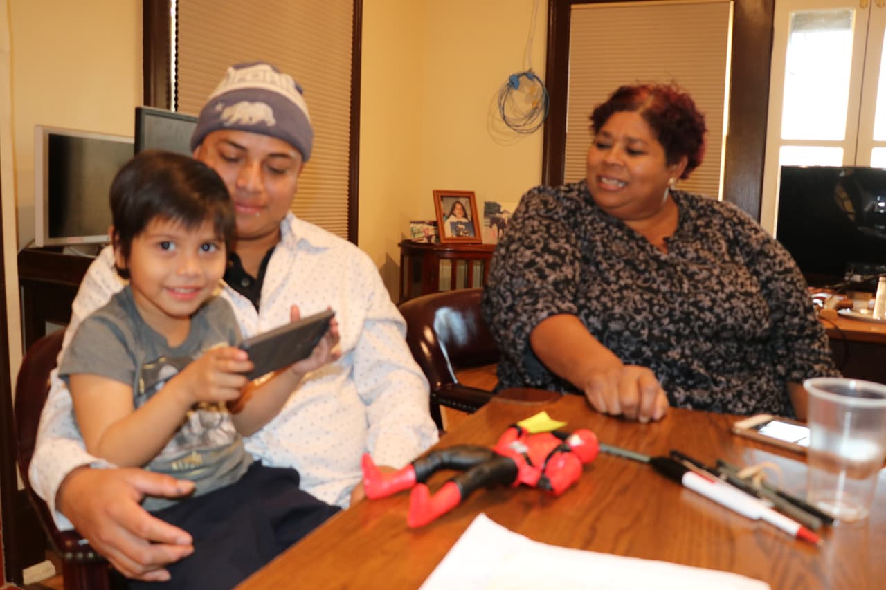 Tyler Damián Lara Rodríguez, de 4 años se divierte con el celular de su padre, en las oficinas del abogado Peter Schey de Los Ángeles, California, después que fue liberado por autoridades de inmigración.