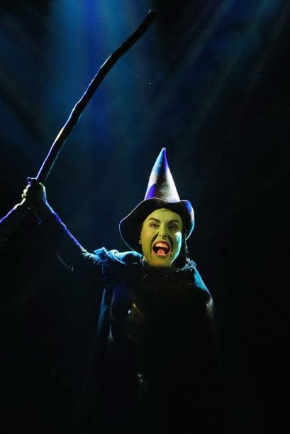 ¿Qué necesitas? Los básicos de una bruja, vestido negro, sombrero de punta, escoba y mucha pintura verde.