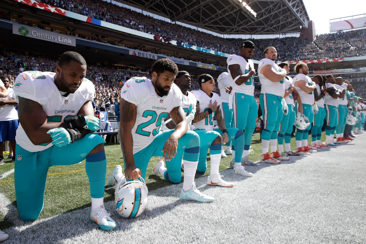 La voz de Kaepernick hizo eco, en la NFL algunos de sus compañeros empezaron a apoyar la causa, como los jugadores de los Miami Dolphins.