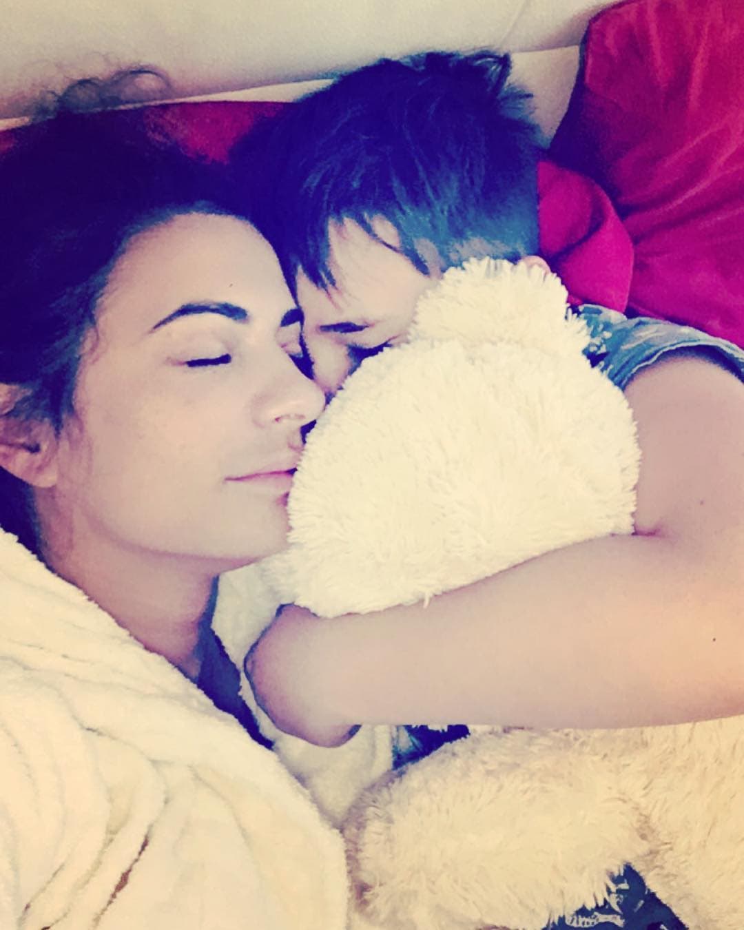 Ambos famosos se quedaron con la patria potestad del pequeño, pero la custodia está a cargo de
<b>Cecilia Galliano</b>, quien recibió una propiedad de 3 millones de pesos, todo esto según la revista 'TVNotas'