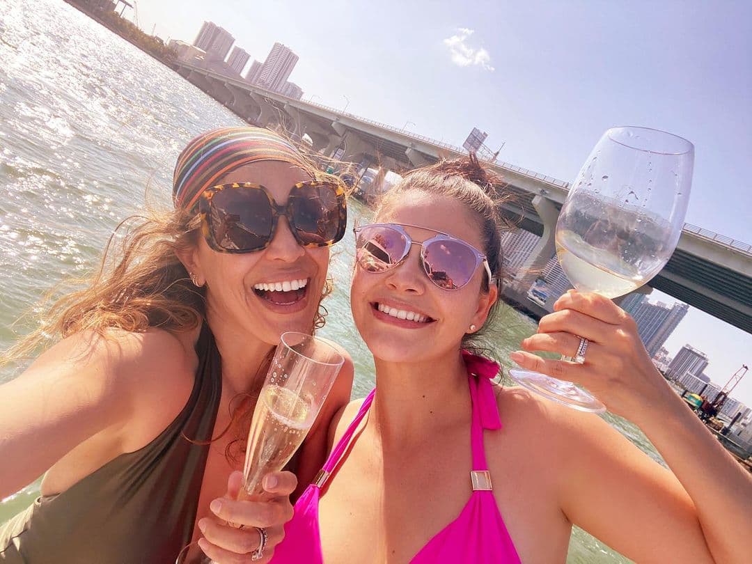 La conductora mexicana disfrutó de un paseo por el mar acompañada de su familia. Su cuñada y amiga Ana Patricia Gámez fue parte del divertido viaje en yate. "¿Se nota que estamos felices?", cuestionó a sus seguidores.