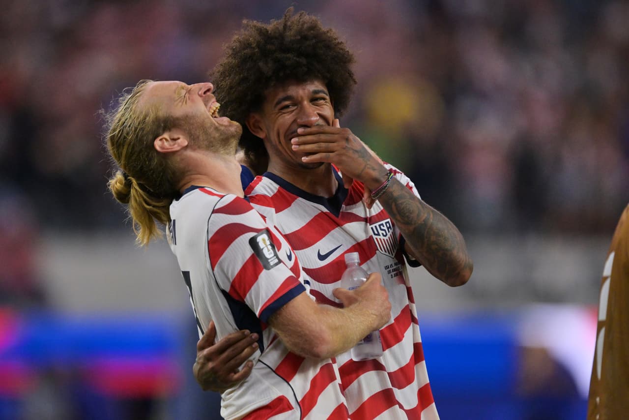 Tim Ream y Chris Richards, de Estados Unidos, celebran la victoria sobre Paraguay.
