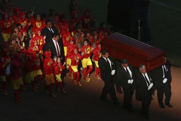 El féretro se dirige a la carroza que lo llevará a la capilla donde será velado hasta mañana.