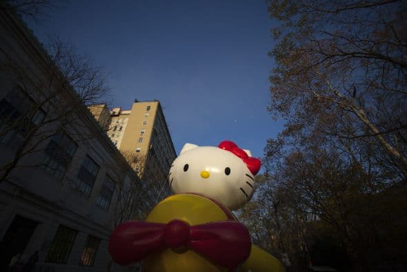 Entre los personajes que desfilan se encuentra la famosa gatita de oriente, Hello Kitty, en un avión que promociona a esta tienda en sus hélices.
