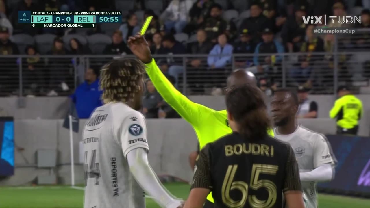 ¡De miedo! Jhow Benavídez casi tacklea a Mathieu Choinière